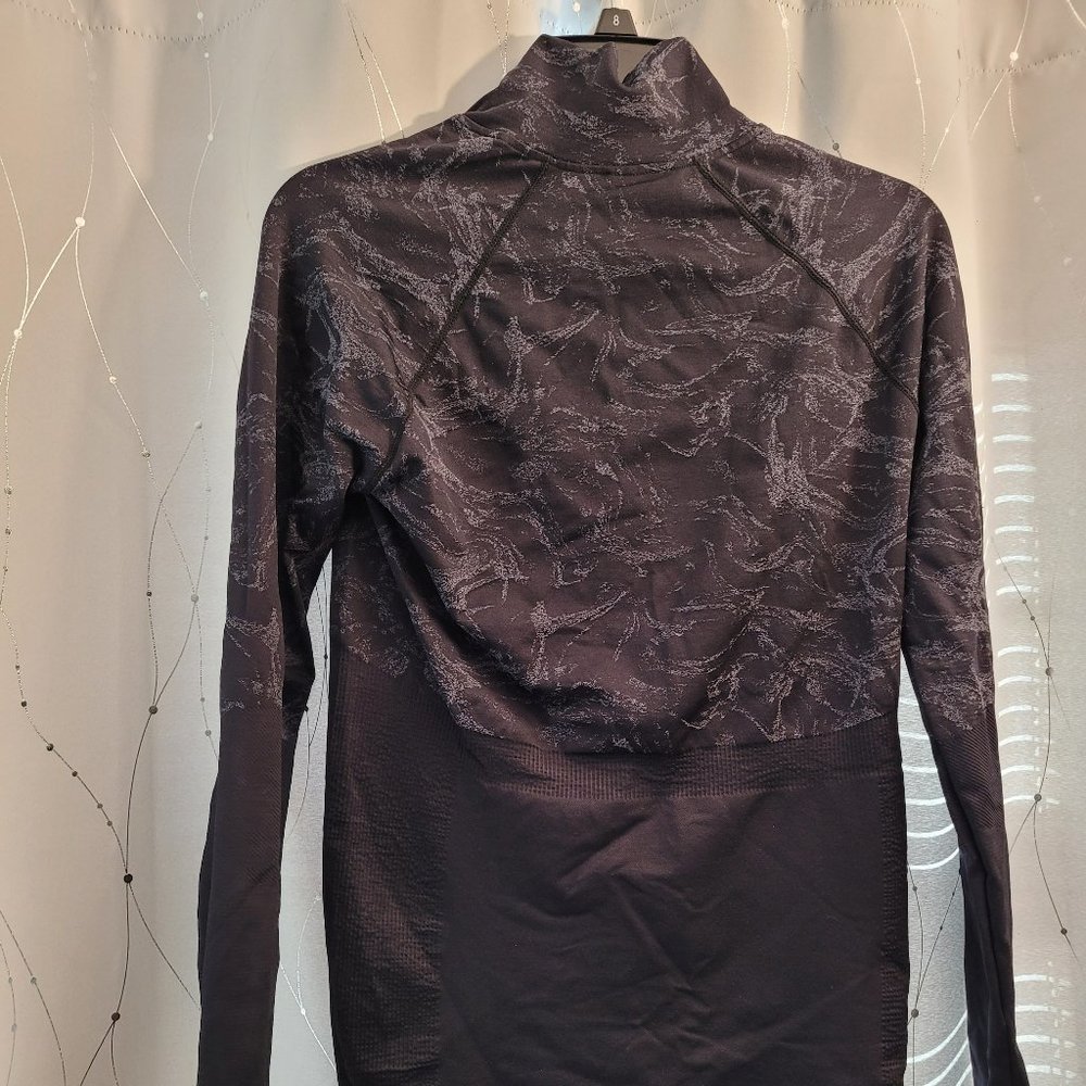 Athletic top with asymmetrical neck zipper - Picture 2 of 3